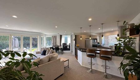 Safe, Sunny & Spacious Family Home - Photo 4