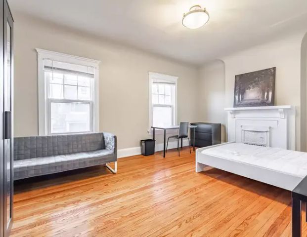 Tired Of Living In Shoe-Box Sized Condos - See What This Upper Level Apartment Can Offer | 984 Dundas Street West, Toronto - Photo 1