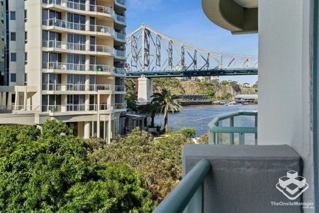 Renovated 1 Bed | 1 Bath | 1 Car | City Views | Admiralty Towers 1 - Photo 2