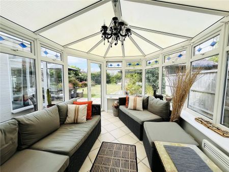 4 bedroom detached house to rent - Photo 2