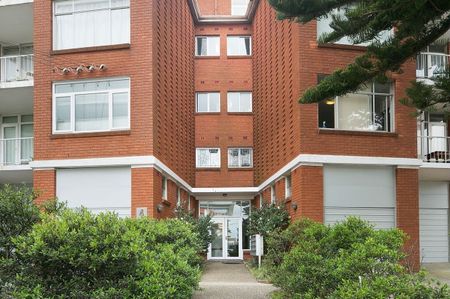 Spacious Two Bedroom Apartment - Photo 3