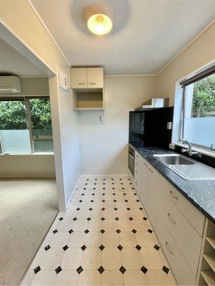 Tidy 2 bedroom Unit + Carpark - Newtown - Photo 1