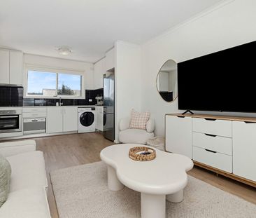 PRIME BAYSIDE POSITION WITH SECURE PARKING & DIRECT CBD ACCESS - Photo 1