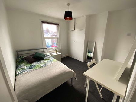 HOMELY 4 BEDROOM STUDENT HOUSE! - Photo 5