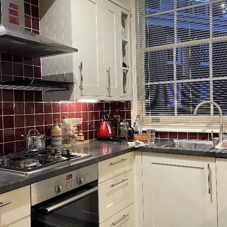 Double room in SW1 with own bathroom and full use of the rest of the house. - Photo 4