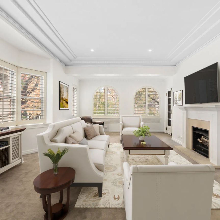Luxurious Art Deco Apartment with Prime Location - Photo 1