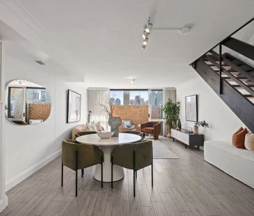 Townhouse-Style Apartment With Iconic City Skyline Views - Photo 1