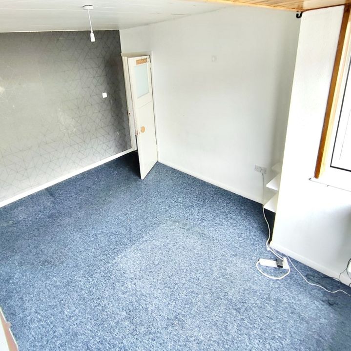 4 Bed Semi-Detached House, Galpins Road, CR7 - Photo 1