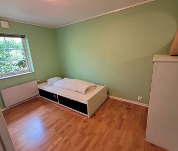 Tallrisgatan, Knivsta - Photo 1