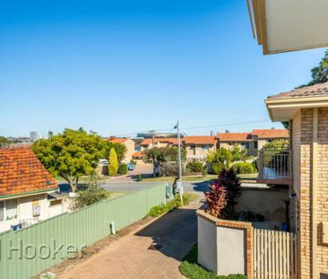 Spacious Townhouse - Photo 6