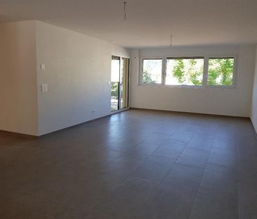 Moderne 2.5-Zimmer-Wohnung mit grossem Gartensitzplatz - Photo 1