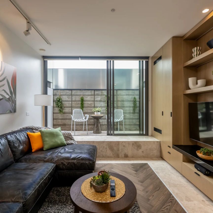 Furnished Apartment in Award-Winning Building Beside Carlton Gardens - Photo 1