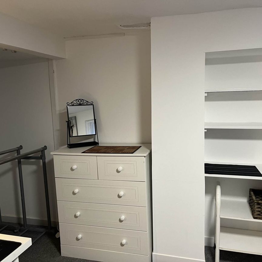 Room 1, 25 Springfield Road, Guildford, Surrey GU1 4DW - Photo 1