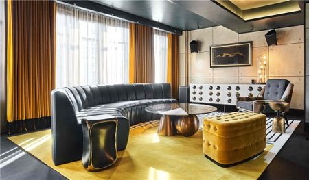 A unique short let experience An all encompassing bolthole from the ordinary, embracing bold and psychedelic colours offering unrivalled opulence - Photo 3