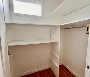 A LOUER 2P 46m² PARIS XVème CAVE PARKING ET BALCON - Photo 2
