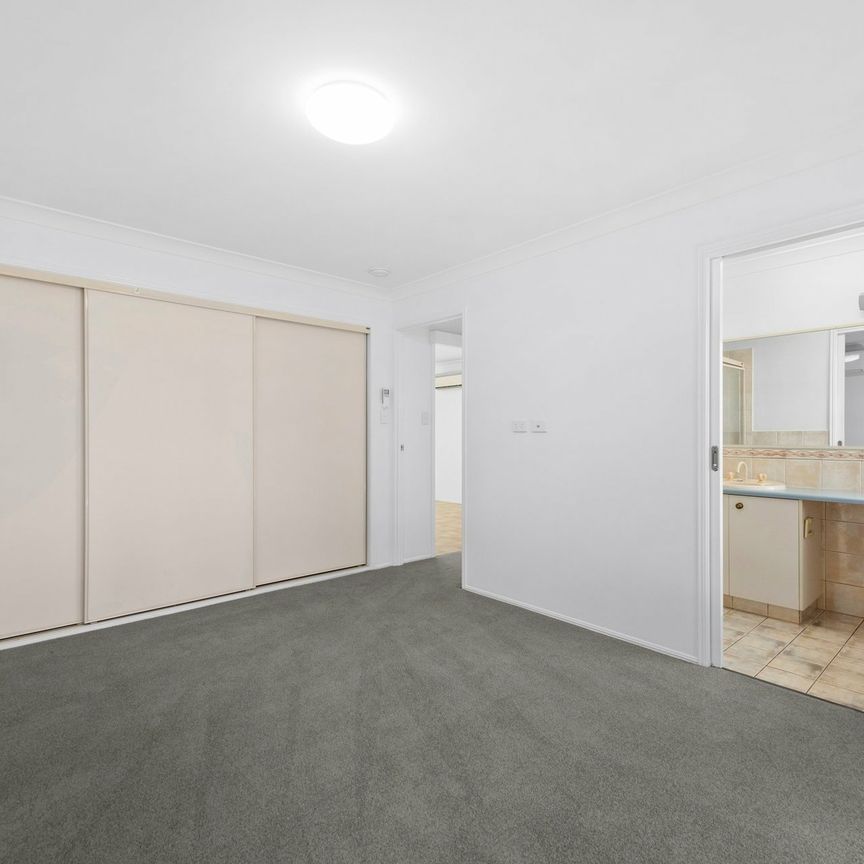 8 Elvery Court, MIDDLE RIDGE - Photo 1