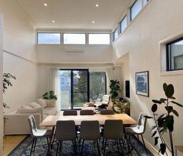 Stylish & contemporary north facing townhouse with an abundance for natural light - Photo 4