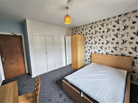 3 bedroom flat to rent - Photo 5