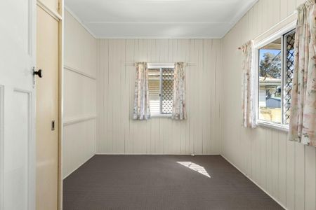 Beautiful 2 Bedroom Cottage, Perfectly Located! - Photo 2