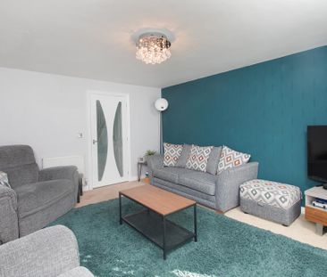 3 bedroom end of terrace house to rent - Photo 2