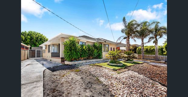 Freshly Painted Family Home in Prime Location! - Photo 1