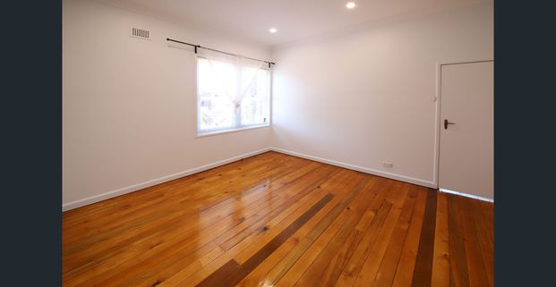RENOVATED 1 BEDROOM ART DECO IN GREAT LOCALE - Photo 1