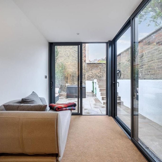 4 bedroom end of terrace house to rent - Photo 1