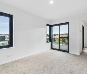 Spacious Living! - Photo 5