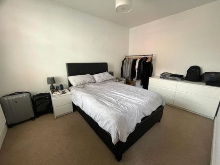 Raised ground floor apartment in the centre of town with allocated parking. - Photo 3