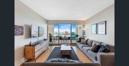 Executive Waterfront Apartment – Furnished & Equipped – Available October 6 - Photo 4