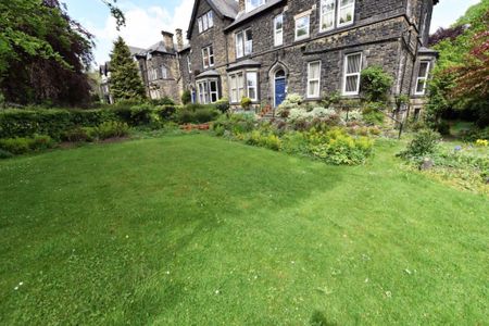 3 bedroom Flat in Otley Road, Leeds - Photo 3