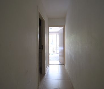 Gelijkvloers appartement met 2 slaapkamers, tuin en garage. - Photo 3