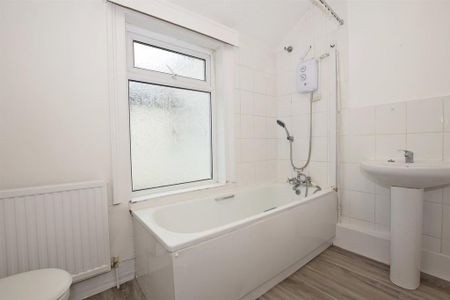 3 bedroom flat to rent - Photo 5