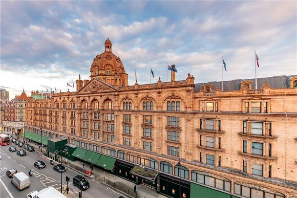 A smart three bedroom apartment situated on the 6th floor of this well run portered block opposite Harrods located in the heart of Knightsbridge. Tenancy Length: Minimum 12 months EPC rating C | Council Tax Band G - Photo 1