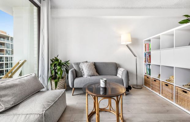 Lifestyle pad with large balcony and city backdrop views | Feel good bright & airy interiors - Photo 1