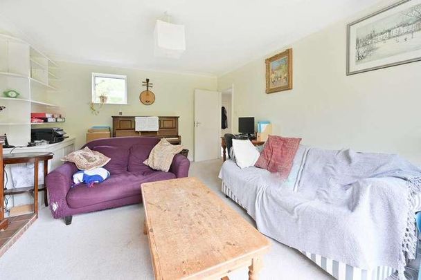 Merrow Chase, Merrow, GU1 - Photo 1