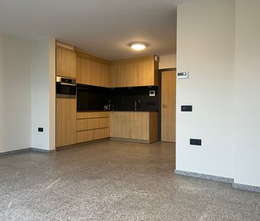 Modern Instapklaar duplex-app met 2 slpks, terras & afgesloten garage! - Photo 3