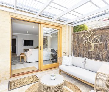 🏡 Elegant Hamptons-Inspired 3-Bedroom Townhouse in Claremont - Photo 3