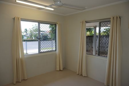 Cosy 1 Bedroom Half Duplex - Close to Everything! - Photo 2