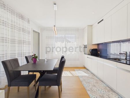 Eigentumsstandard mit Panoramafenstern: Grosszügige 74 m², Tiefgaragenplatz inklusive und sonniger Balkon - Photo 2