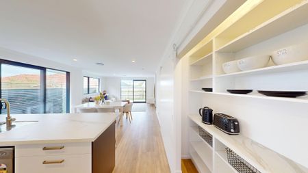 College Estate - 3 Bedrooms - Photo 2