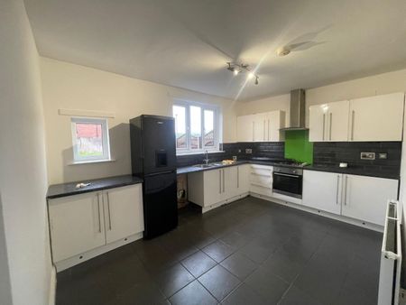 3 bedroom House To Let Total Size: 1045 SQ FT - Photo 2