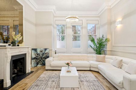 A 3 bedroom apartment on Sloane Gardens, SW1W - Photo 2