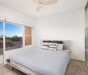 Sophisticated Two-Bedroom Apartment in the Heart of Brighton Le Sands - Photo 5