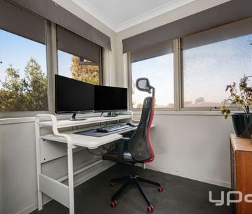Low-Maintenance Townhouse in a Prime Craigieburn Location - Photo 6