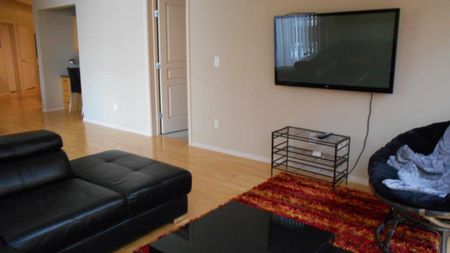 530 – Cozy 2 bed + Den Centrally Located - Photo 3