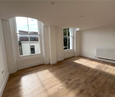 A lovely, modern, two bedroom flat close to the train station and c... - Photo 4