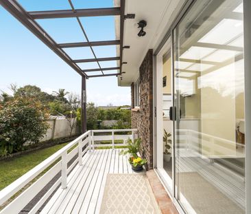 West Is Best – Cozy 2-Bedroom Standalone Home with Spacious Living - Photo 1