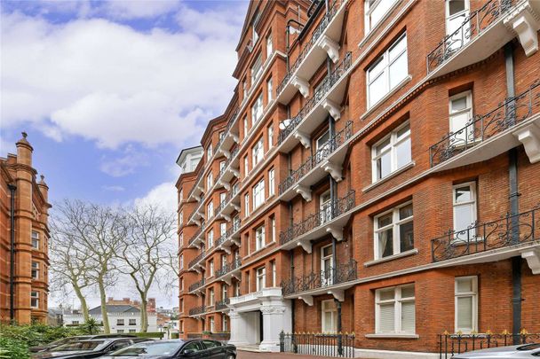 A spacious lateral second floor with lift, three bedroom apartment in a well maintained purpose built portered building in a quiet cul de sac - Photo 1