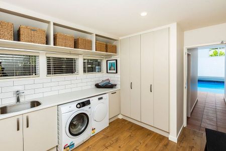Large Family Home, newly renovated! - Photo 4